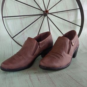 NIB Easy Street Comfort Wave Brown Heels Shoes 9.5